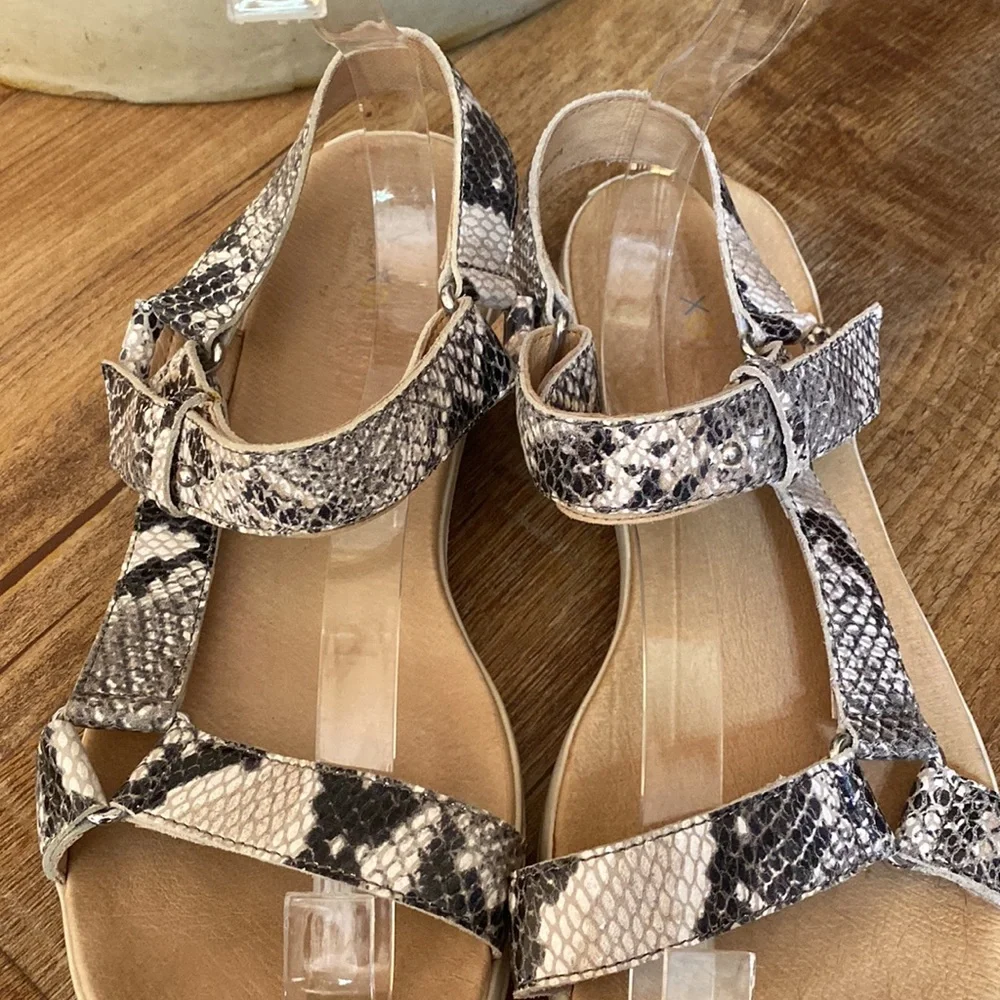 Tommy Bahama Inisha Reflexology Leather Snakeskin Black cream sandals size 9